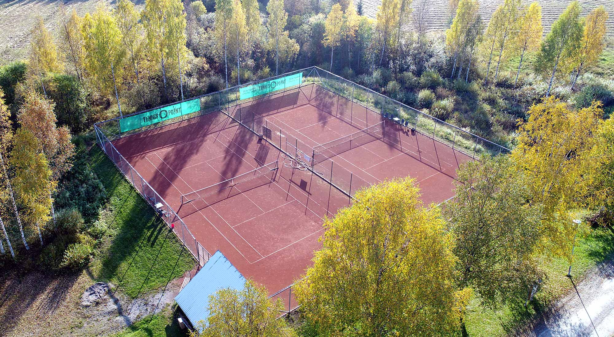 tenniskenttä ilmakuvassa
