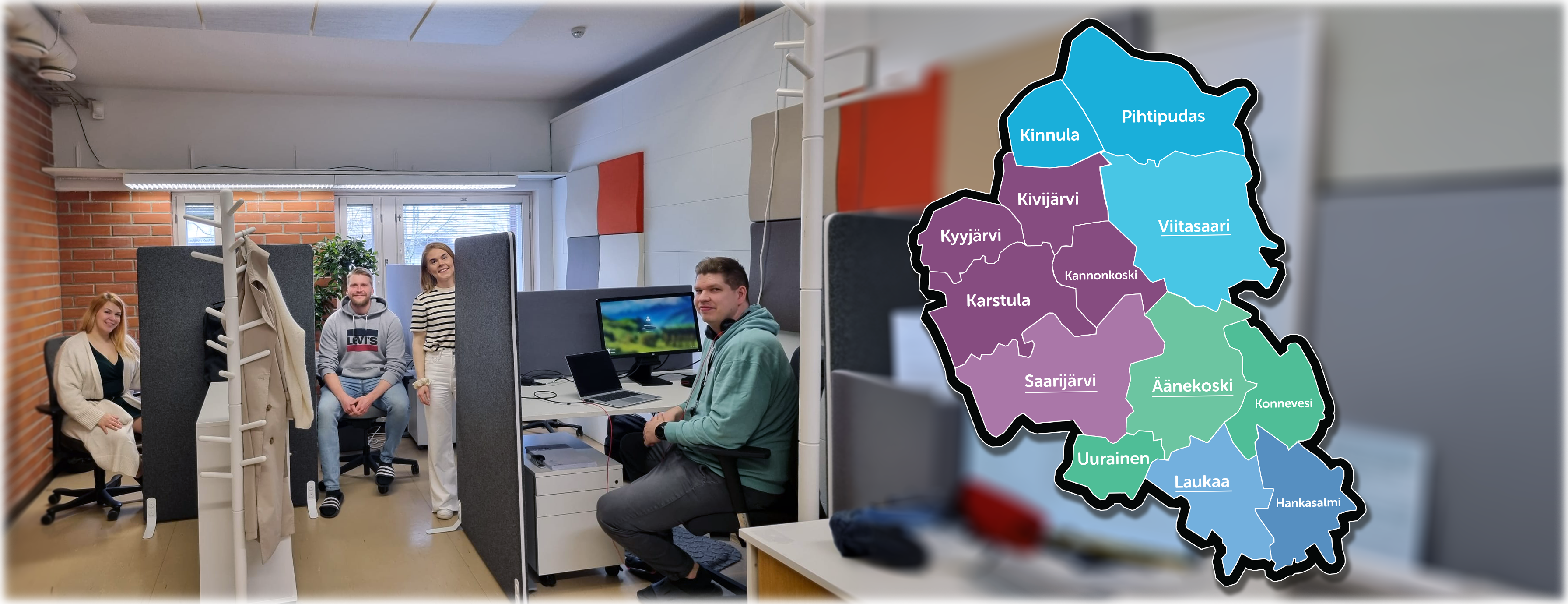 Toimistoympäristö, jossa neljä hymyilevää työntekijää. Kuvan oikeassa sivussa työllisyysalueen kartta, jossa näkyy työllisyysalueen kunnat.