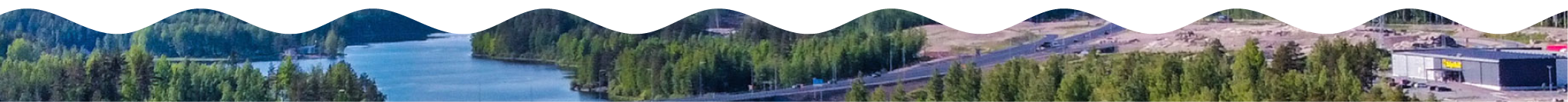 Kapea aaltokuvioiden banneri, jossa näky kaistale kesäistä järvimaisemaa ja autotietä.