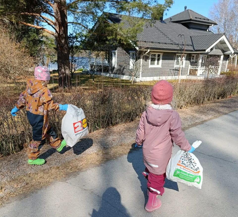 Lapset roskapussien kanssa kävelyllä.
