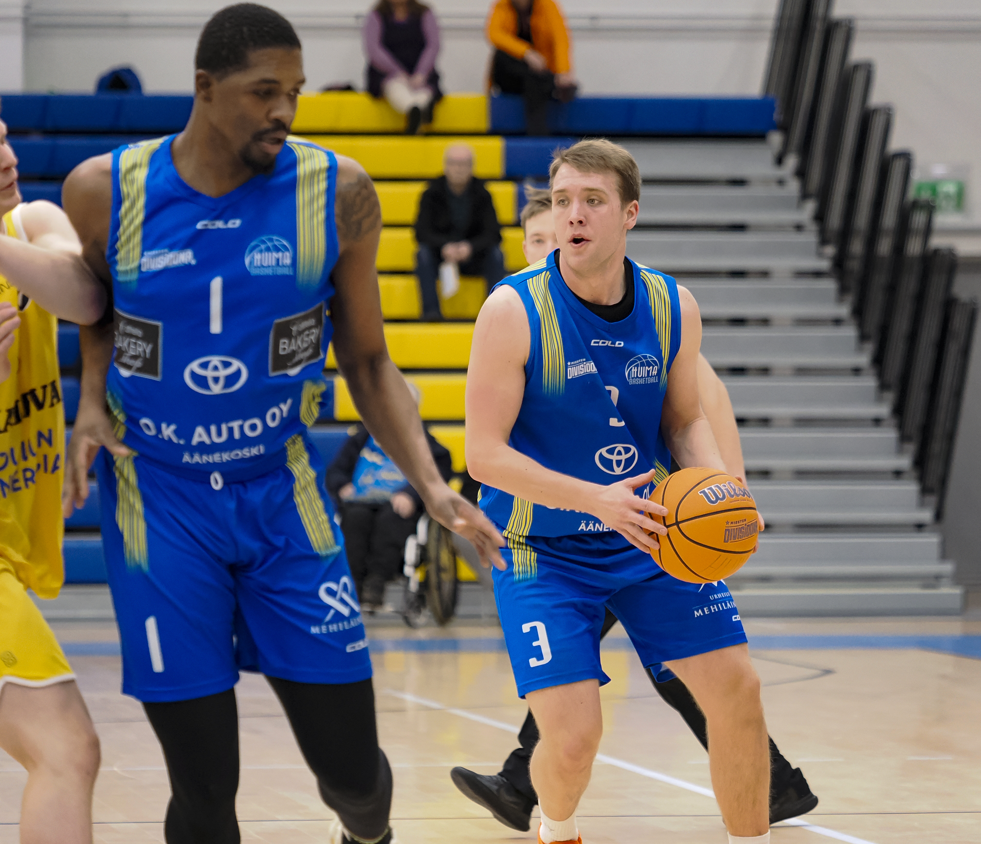 Äänekosken Huiman koripallojoukkueen pelaaja koripallo kädessä.