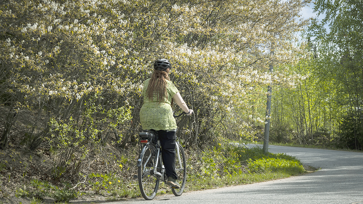 Nainen pyöräilee.