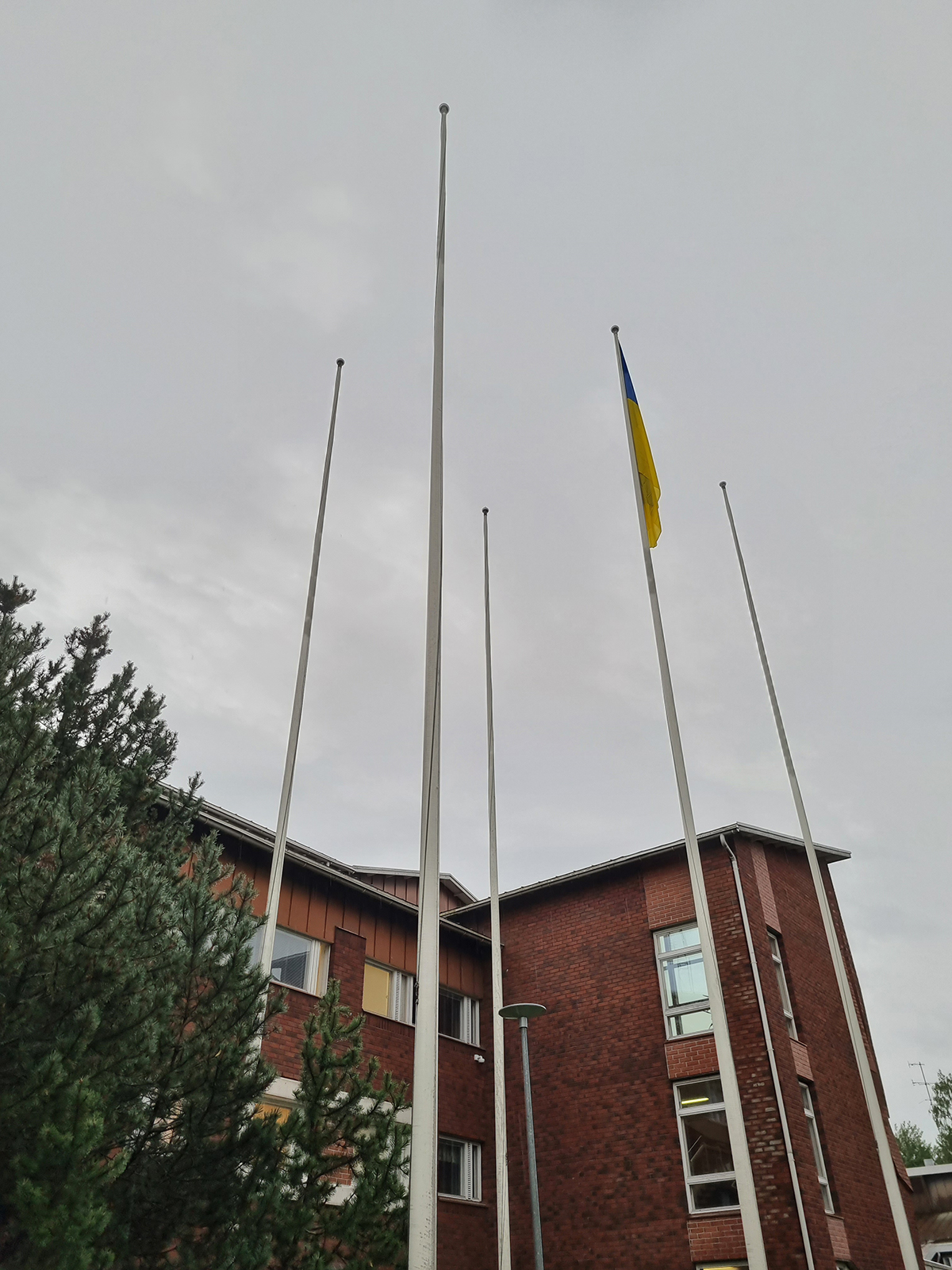 Ukrainan lippu kaupungintalon salossa.