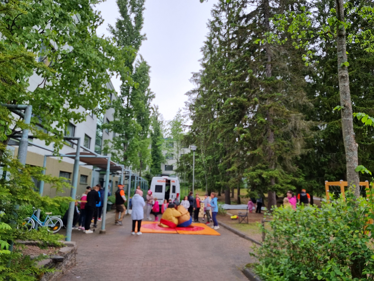 Lapsia leikkii ulkona.