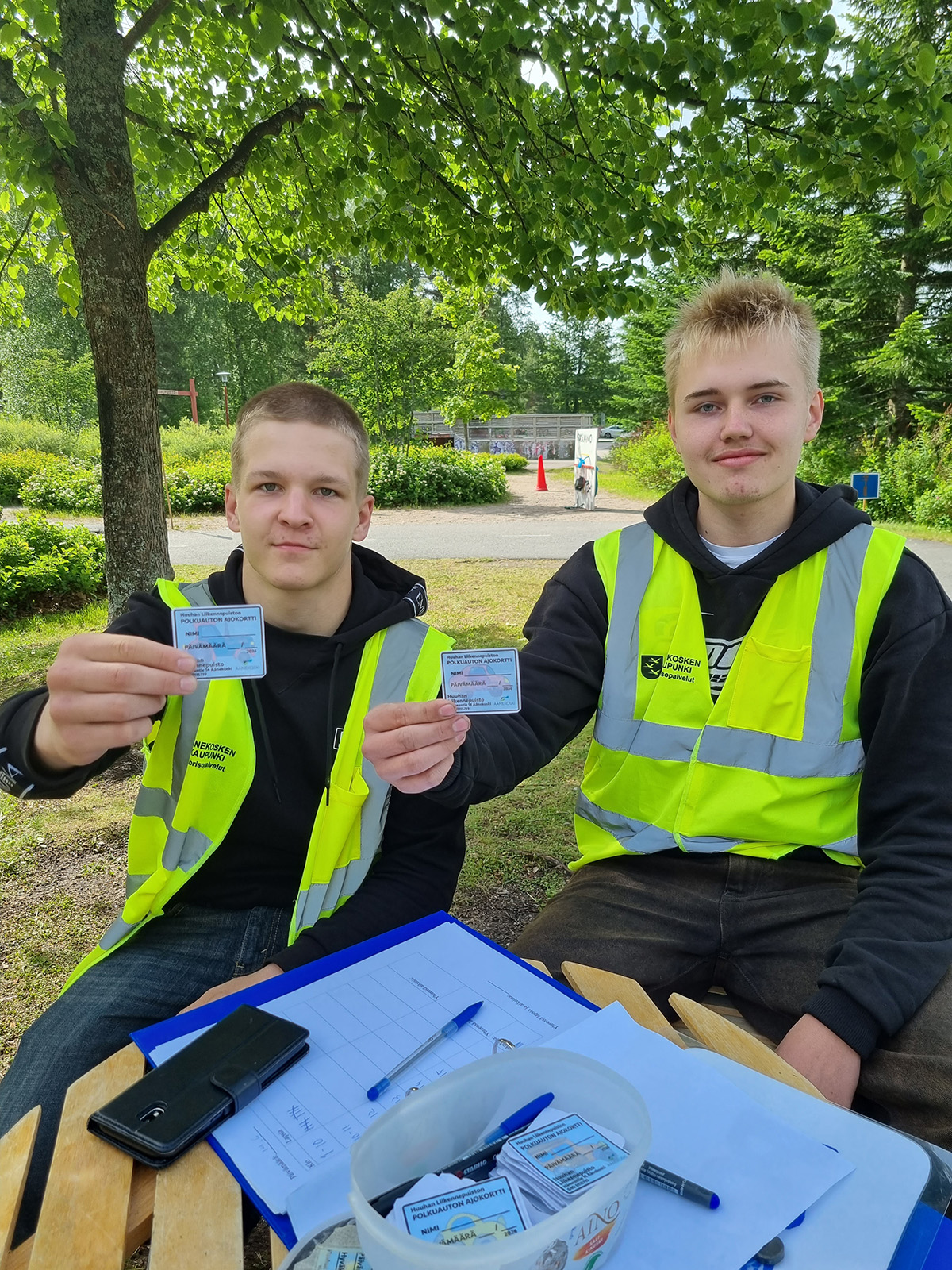 Jaani Lukkarinen, 16, ja Kasperi Kankkunen, 18, ovat tykänneet kesätöistä Huuhan perhe- ja liikuntapuistossa. Työ on ollut mukavan rentoa ja Huuhalla lapset voivat suorittaa polkuauton ajokortin. 
