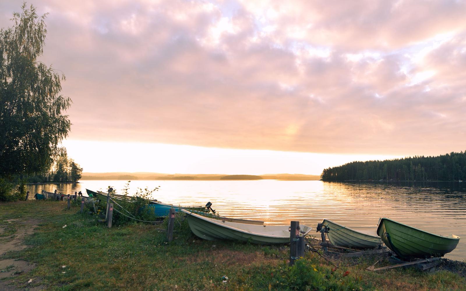 Aurinko nousee Äänekosken satamassa.