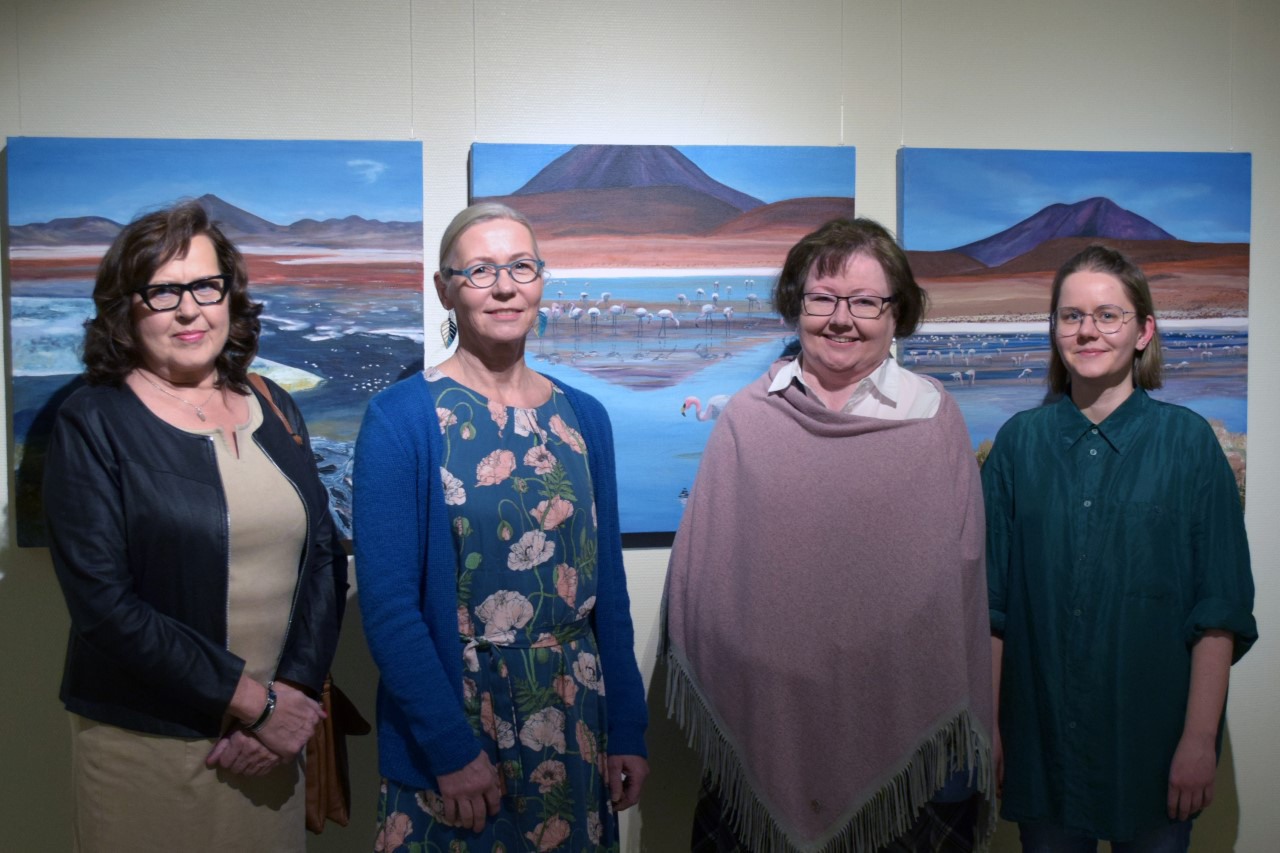 Kuvassa Arte Filos Äänekoski -ryhmän jäsenet vas. Kerttu Nuuhkarinen, Liisa Hiilto, Hille Peura ja Mari Aarnipelto. Taustanaan Hiilton öljymaalaus "Bolivian suola-aavikolla" (2012).
