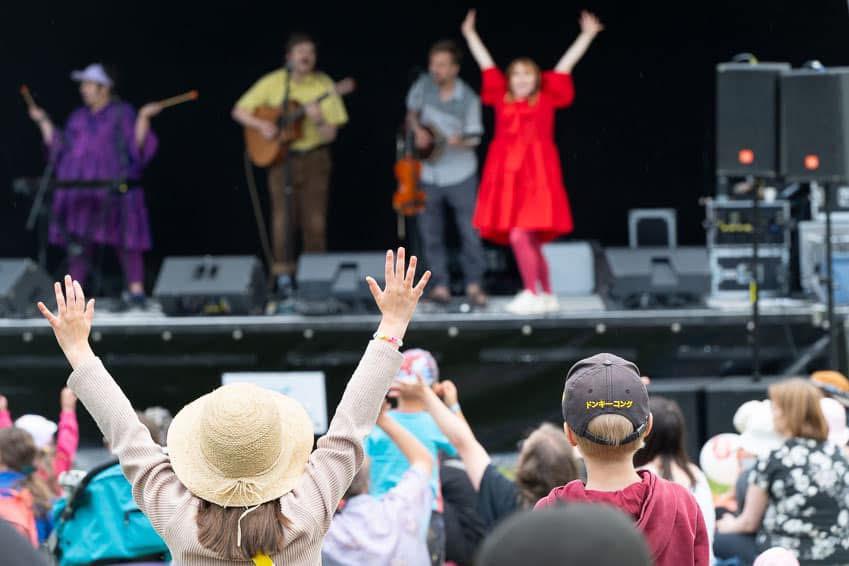 Yleisöä katsomassa musiikkiesitystä.