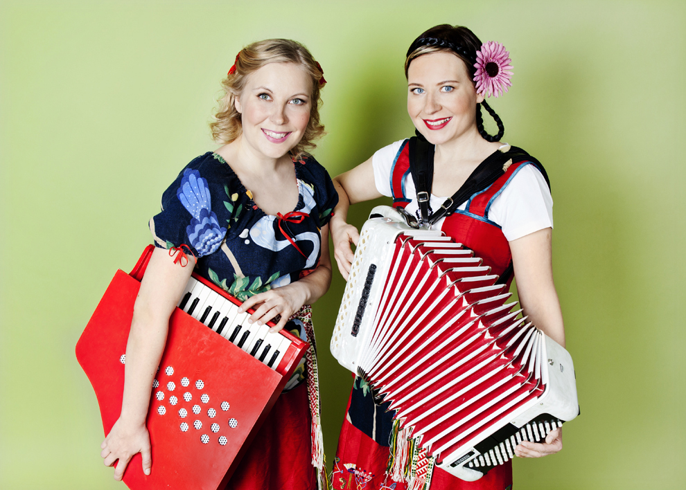 Kuvassa on Mimmit-duon esiintyjät soittimien kanssa.