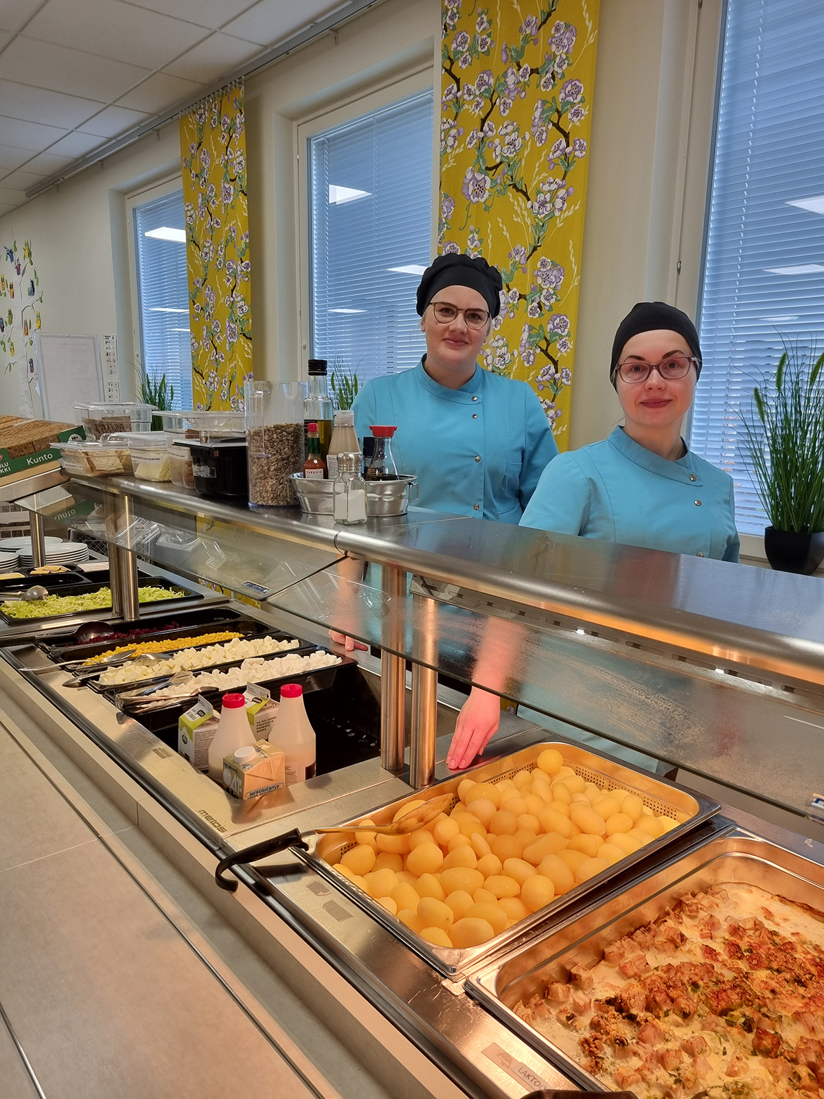 Koulunmäen koulun vastaava Marika Kuivakangas ja ruokapalvelutyöntekijä Tanja Komulainen.