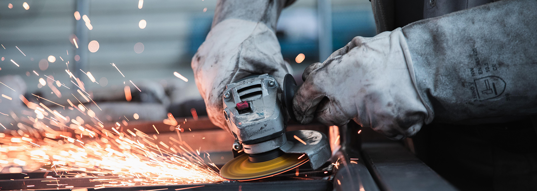 Kädet ja rälläkkä. Kipinöitä lentelee.