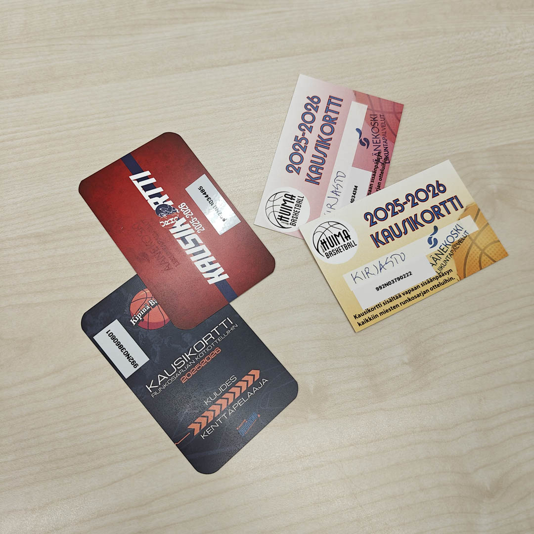 Kuva värikkäistä kausikorteista vaalealla puupinnalla.