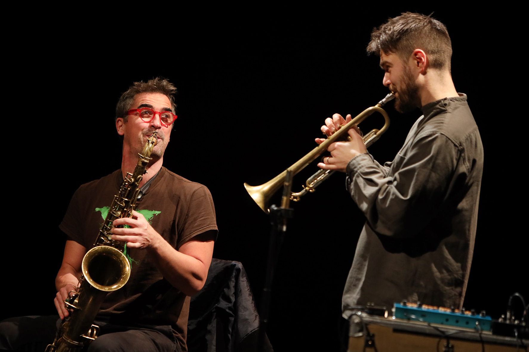 Saksofonisti Sylvain Rifflet ja trumpetisti Verneri Pohjola instrumentteineen.