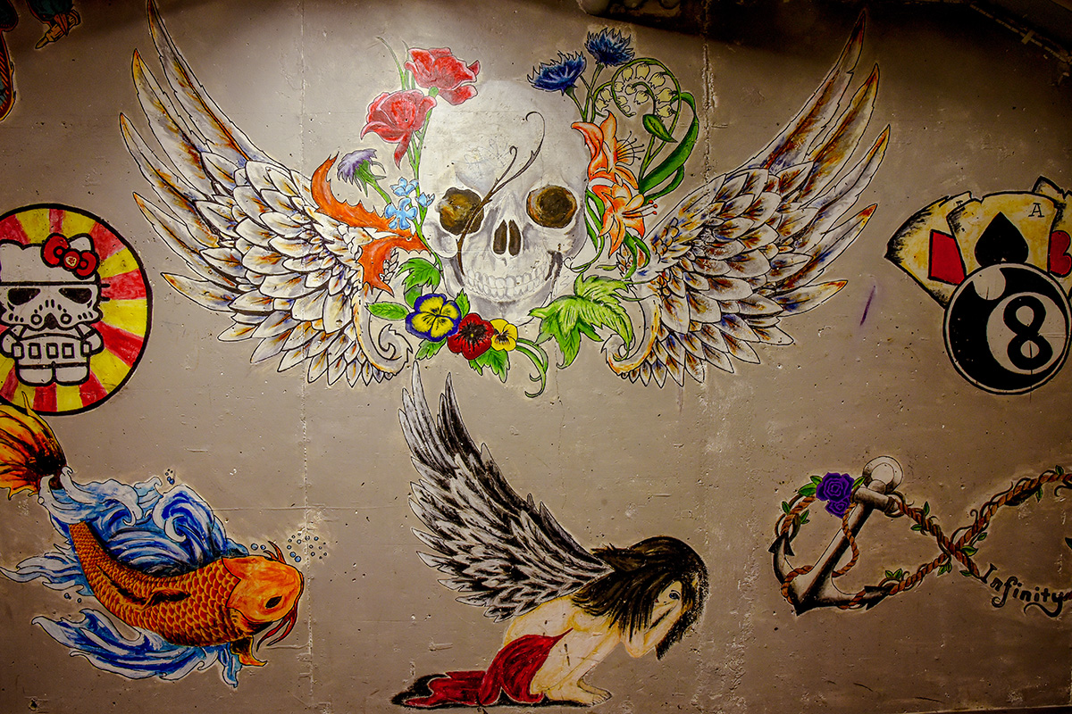 maalaus seinässä Suolahden nuorisotiloissa, pääkallo ja kukkia