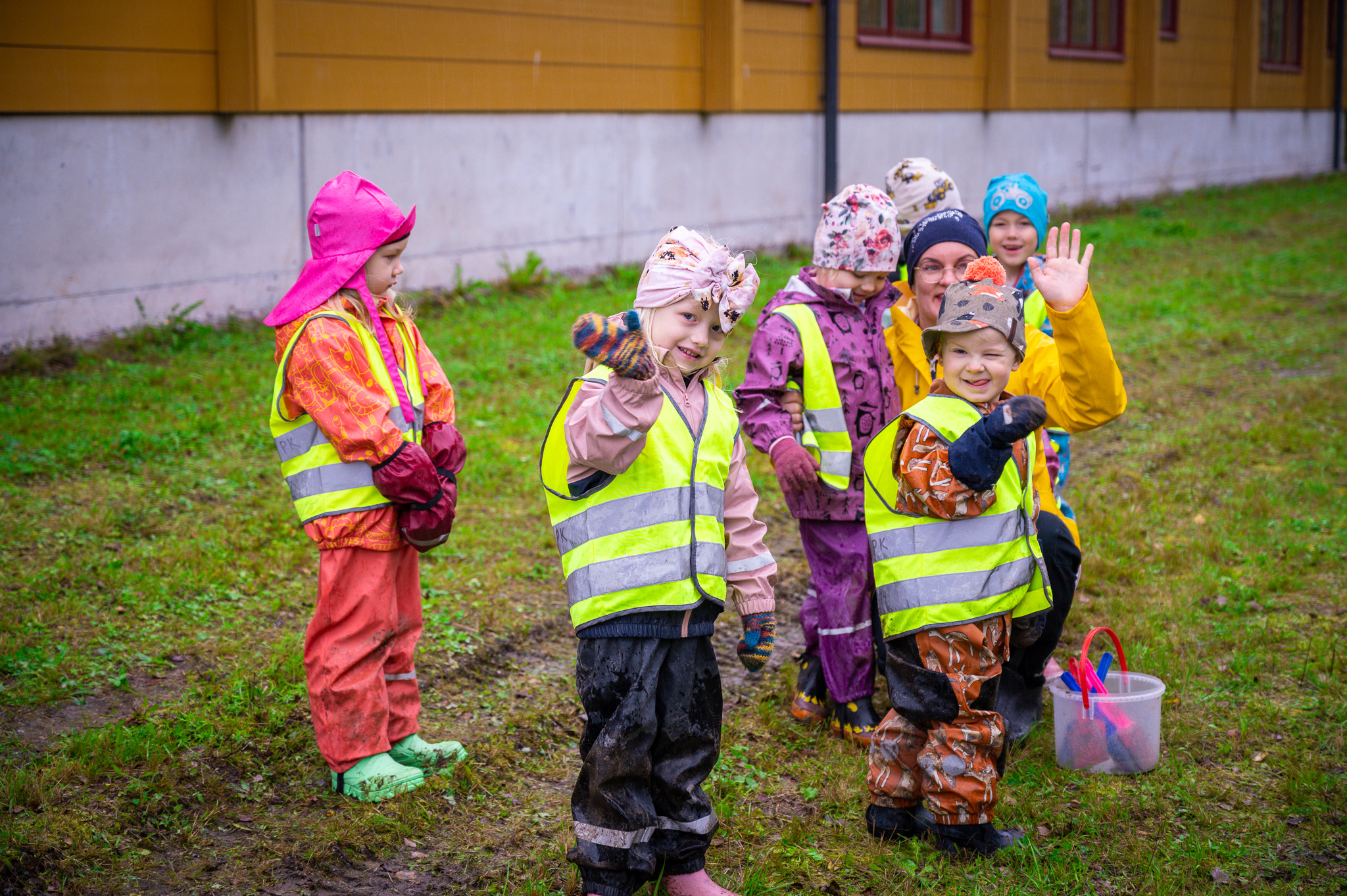 Lapset vilittävät kameralle
