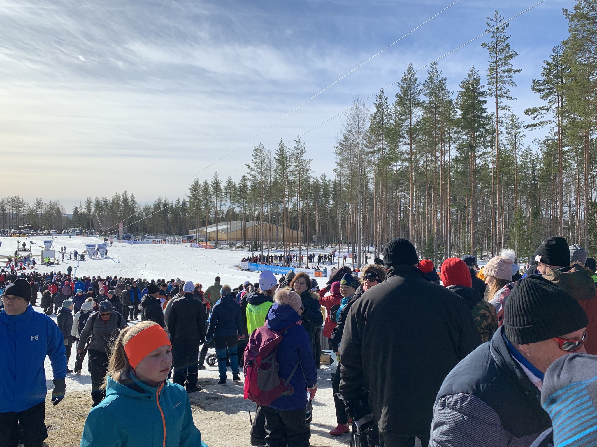 Kuva edellisestä Äänekosken SM-hiihdosta, paljon ihmisiä.