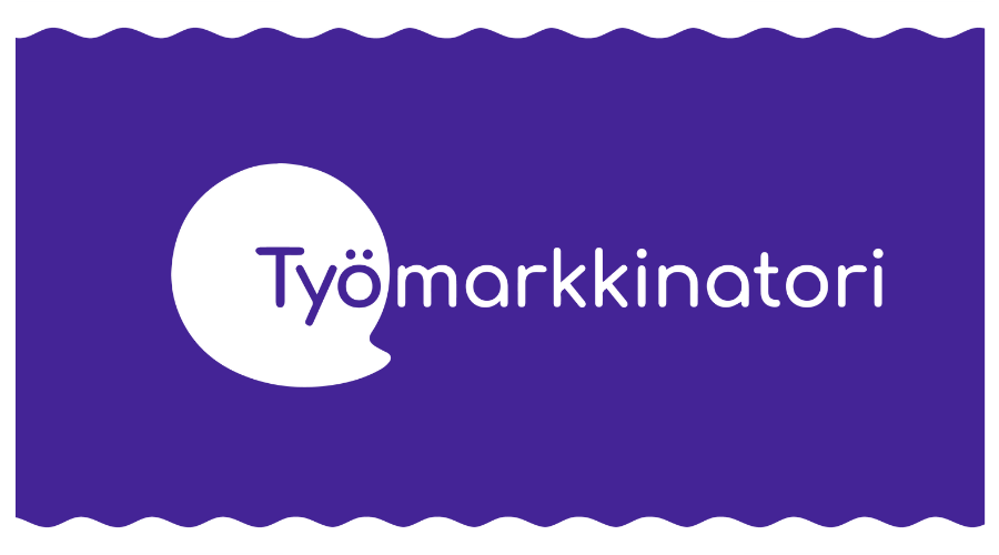 Nainen seisoo työpöydän äärellä. Tietokoneen ruudulla näkyy Työmarkkinatorin etusivu.