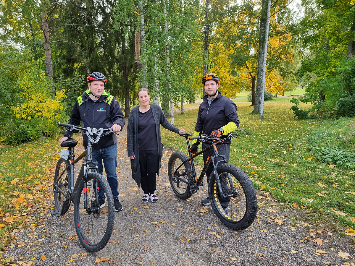 Marko Kuutti, Sari Hänninen ja Sami Pellinen pyöräilevät työmatkojaan paljon, myös talviaikaan. Hännisen Jopo ei päässyt kuvaan. Työmatkapyöräilijät kiittävät, kuinka hyvät pyöräilytiet ovat Äänekoskella.