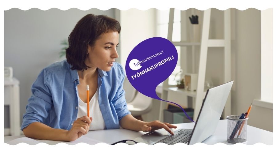Nainen käyttää tietokonetta. Tietokoneesta tulee violetti kupla, jossa lukee työnhakuprofiili ja on Työmarkkinatorin logo.